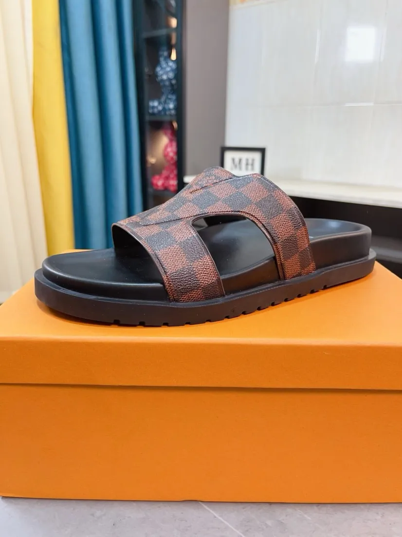 Men's shoes💰300🌹🌹【LV】Multi-color new men's slippers, original top-quality version, original special cowhide with pebbled embossing➕sheepskin on the inner and side, non-slip combination sole, more stable walking, more comfortable and lightweight, high-end and generous, size: 38~44